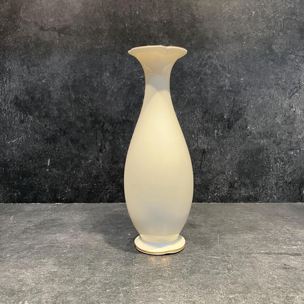 Vtg Royal Doulton Fine Bone China Bud Vase Scalloped Edge Gilded Accents